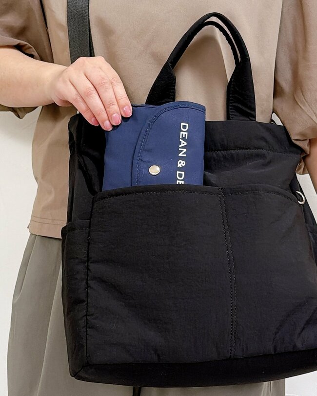 お客さんが次々と手に取っていく…！ディーン＆デルーカの“畳みやすいエコバッグ”がオシャレで優秀！「1番使いやすい！」「これで色違い4個目です」