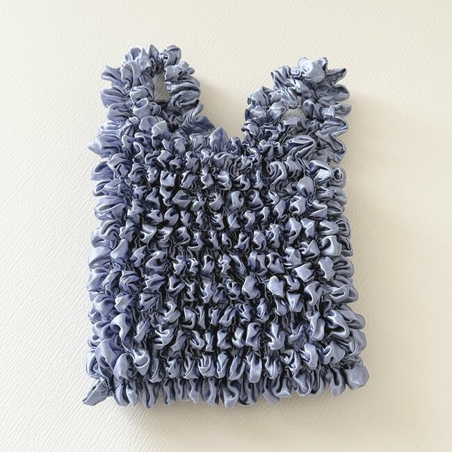 「荷物が入る入る」ダイソー姉妹店の“ビヨーンと伸びるエコバッグ”小さいのに想像以上に入る!「めちゃめちゃ便利」「無造作にカバンに入れられて楽」