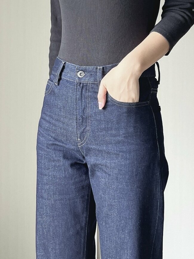 「色違いで2着購入しました」ユニクロの“脚長ジーンズ”脚がスラっと見えるから何着も欲しくなる！「ポッコリお腹が気にならない」「最近の一番のお気に入り」