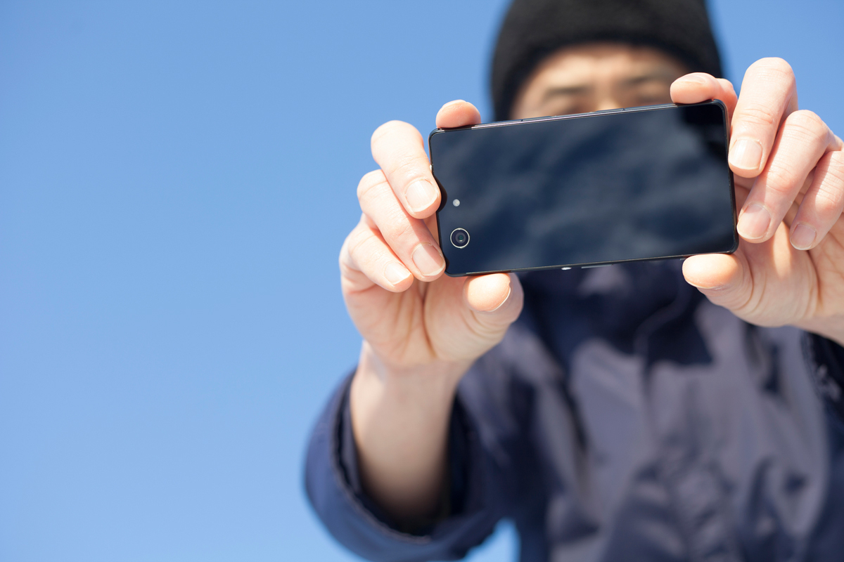 SNSにアップした写真が大問題に!?弁護士に聞く身近なNG事例