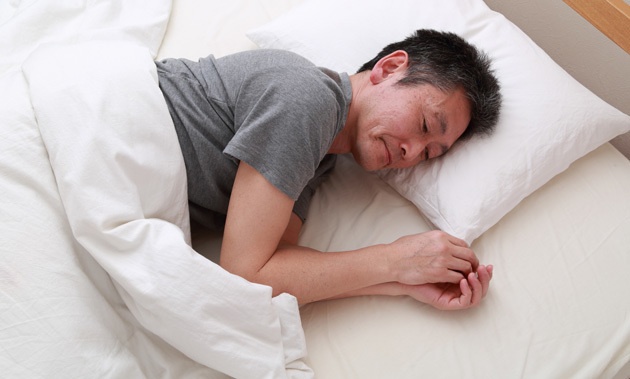 「休日の寝だめ」で睡眠不足は解消できるのか?