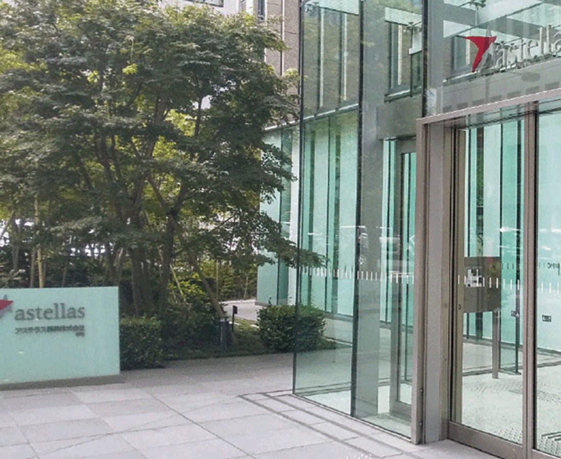アステラス製薬「5年連続下方修正」の次は「中計未達」?岡村社長を襲う25年度の試練