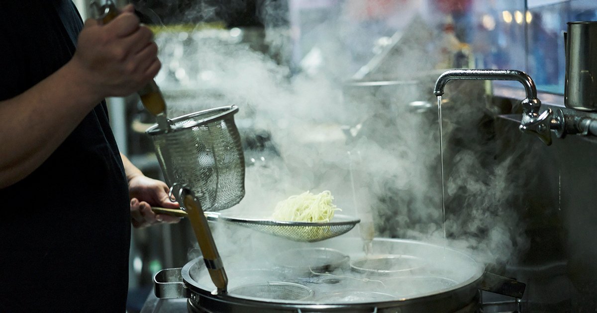 飲食とは無縁のキャリアを歩んできた人材が次々と集まるラーメン店