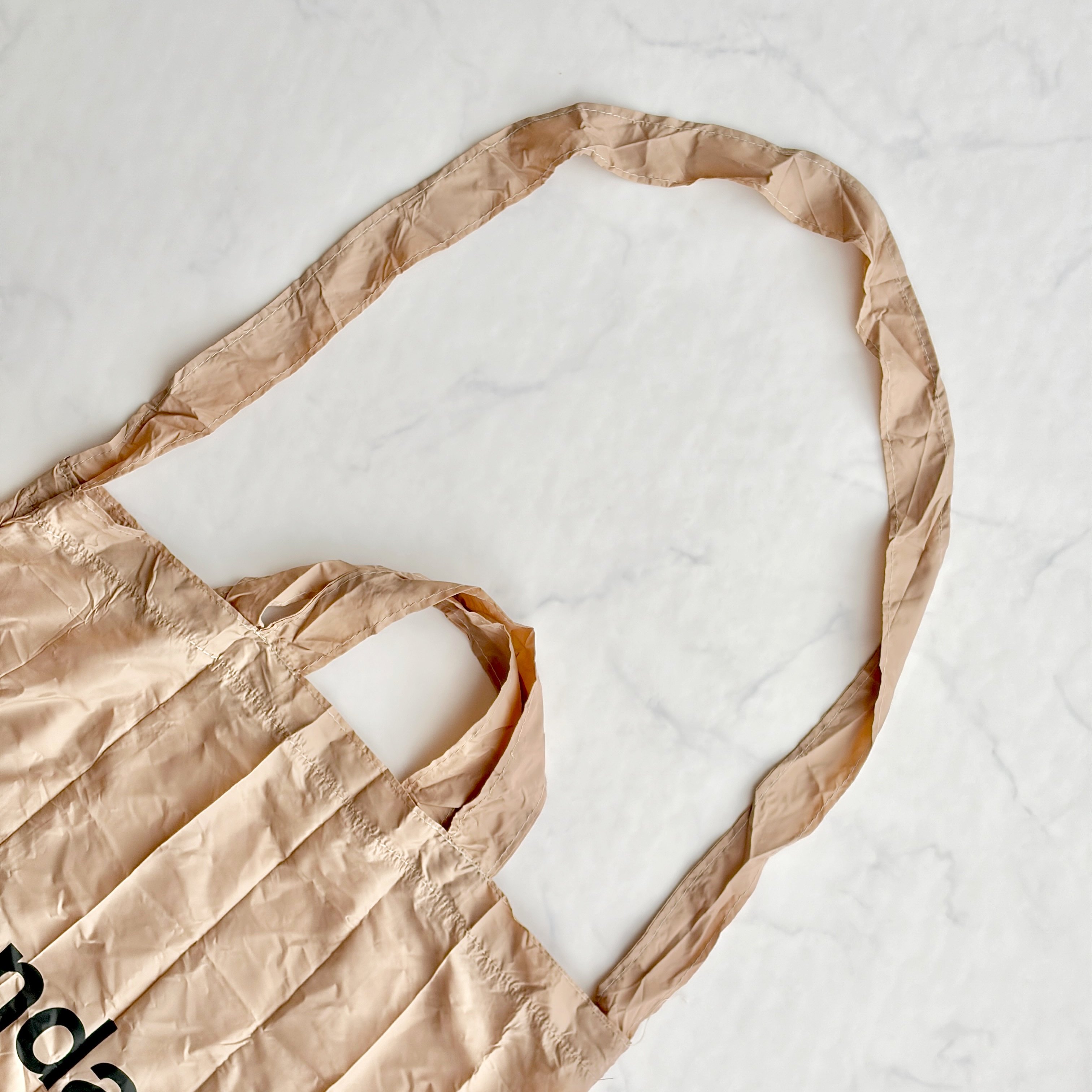 「色違い欲しい」「かなり使えそう」ダイソー姉妹店の“手ぶらで持てるエコバッグ”が理想的すぎる！