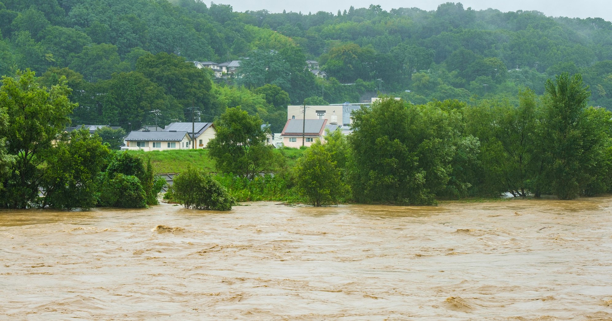 「集中豪雨」の季節到来、危険地域の住民に転居・建て替えを促す方法とは