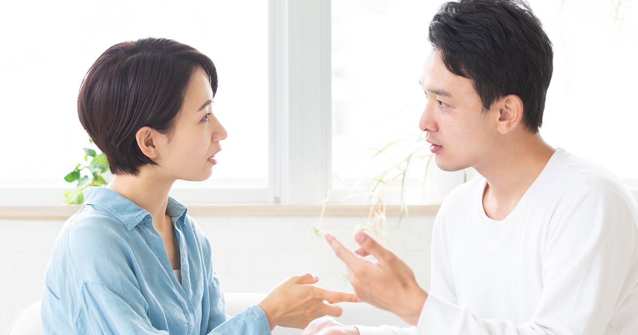 向かい合って話し合う男女