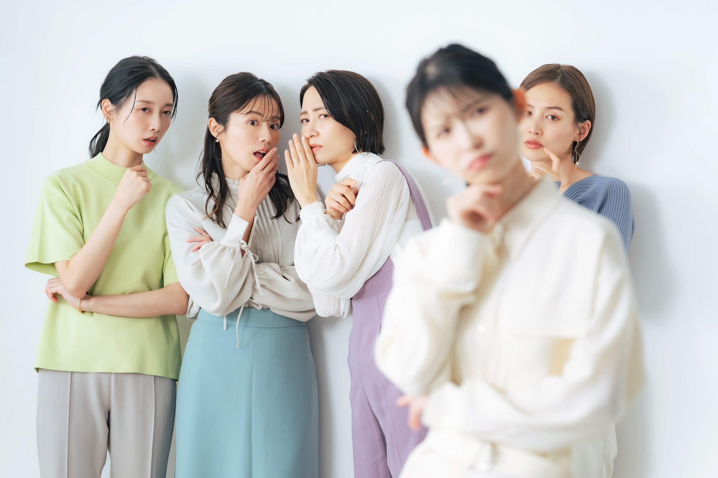 職場の人間関係を完全制覇するための3つのコツ。「隠れた決定者を押さえる」「他部署の情報が集まる人を押さえる」あと1つは?