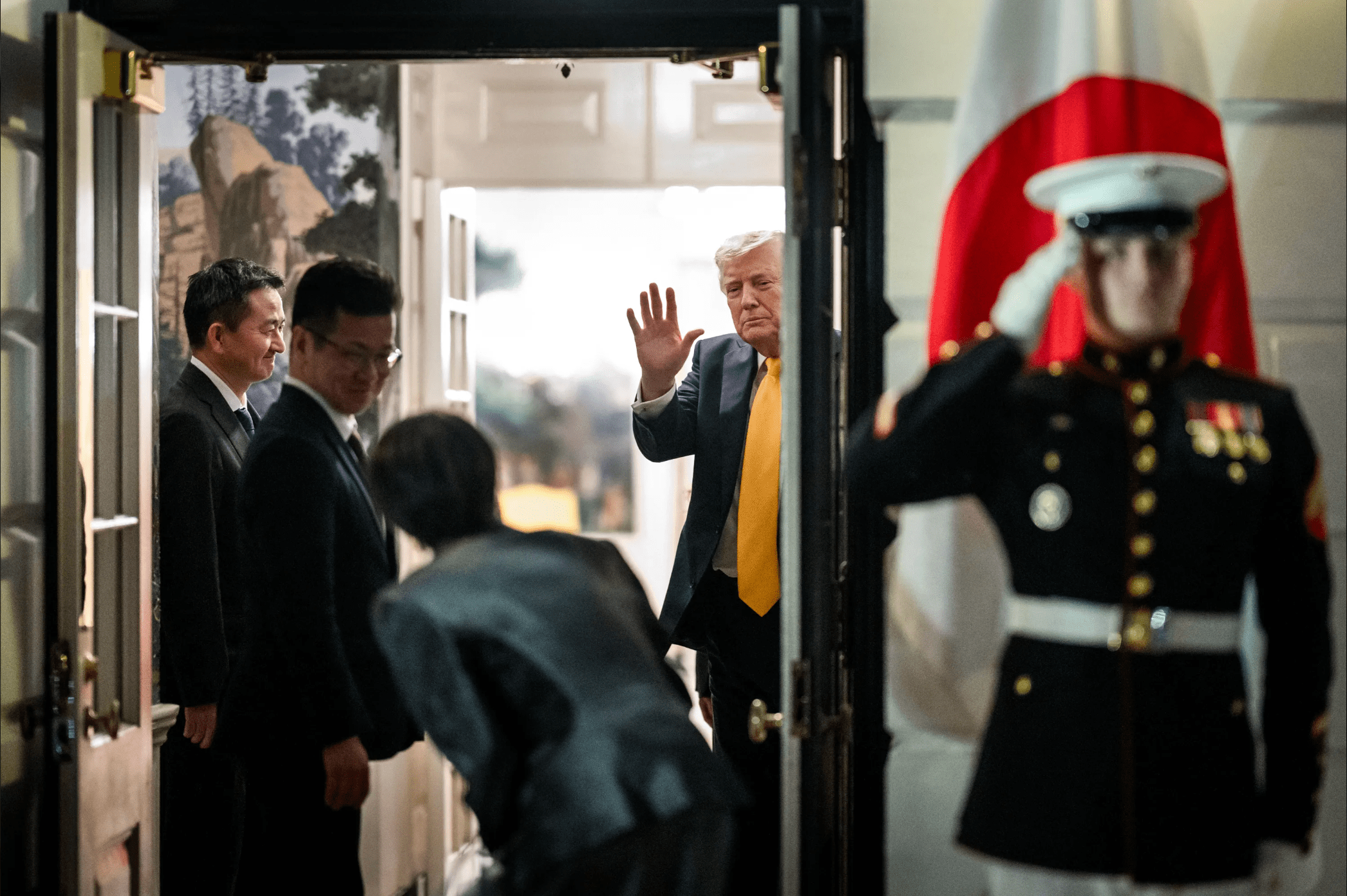 手を振るトランプ大統領に頭を下げてお辞儀をする高市首相（ホワイトハウスのホームページより）