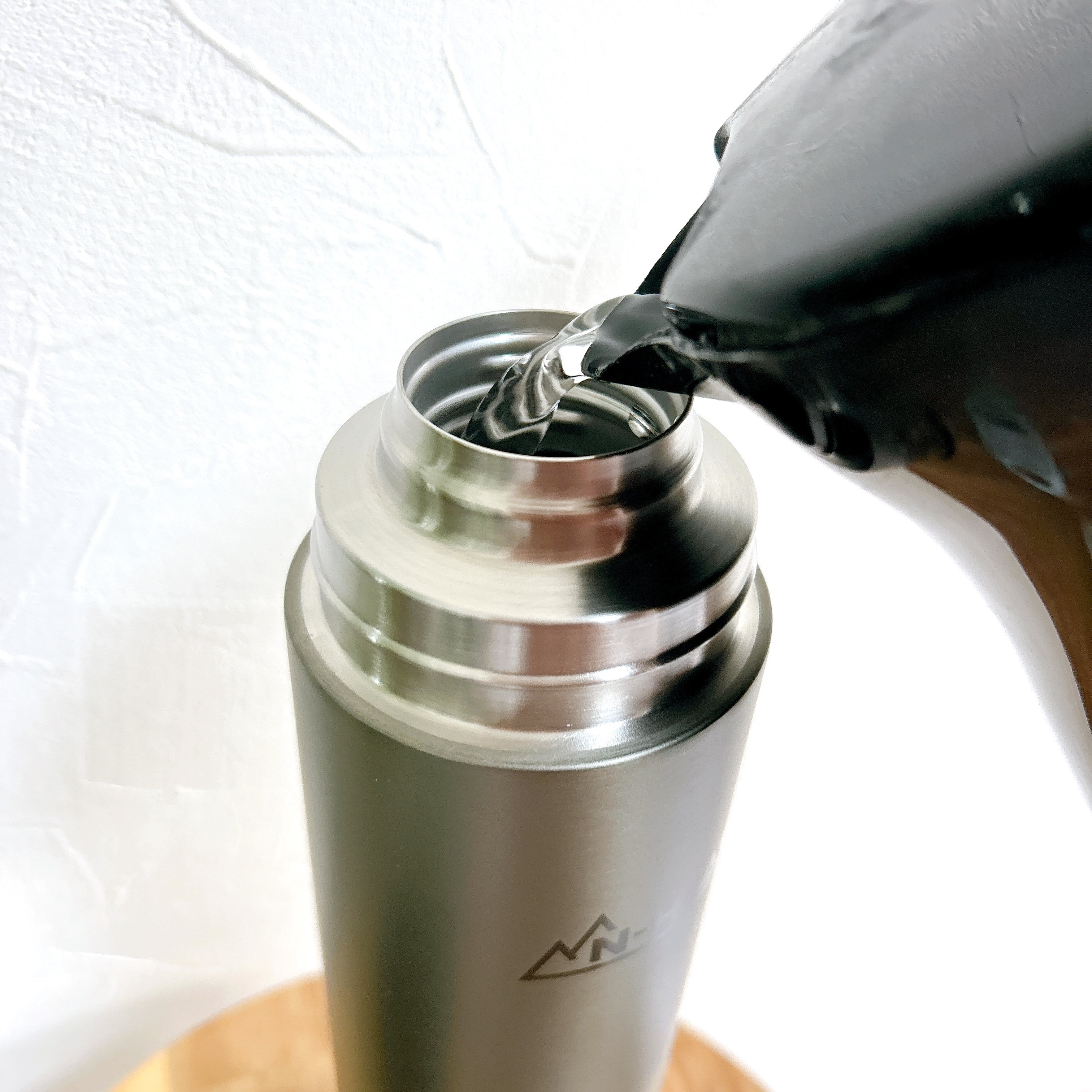 ニトリの“山頂でカップ麺が食えるボトル”の保温力がすごすぎる…!「12時間たってもアツアツです」「キャッチコピーに偽り無し」