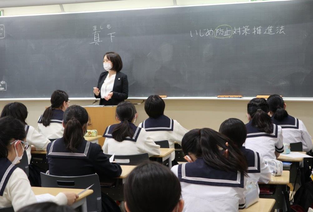 どこからが いじめ になるのか 法律上の定義とは 弁護士が中高で特別授業 年代の教育 ダイヤモンド オンライン