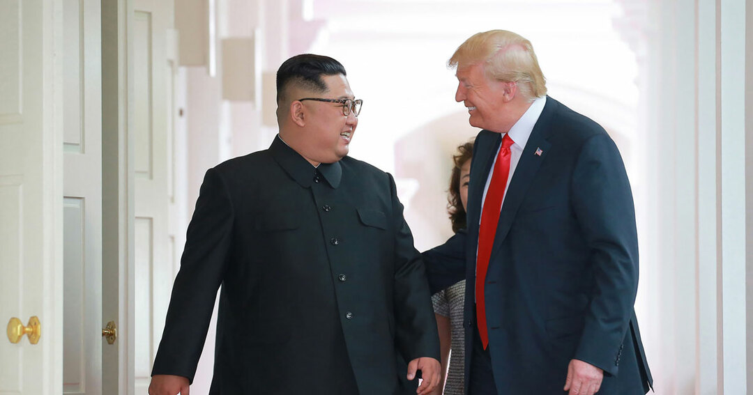 米朝首脳会談で笑顔を浮かべるトランプ大統領と金正恩委員長
