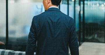 「能無し野郎だな!」カスハラ客に暴言を吐かれた「メガバンク支店の庶務行員」の驚きの前職、業績危機を救った行為に感動…