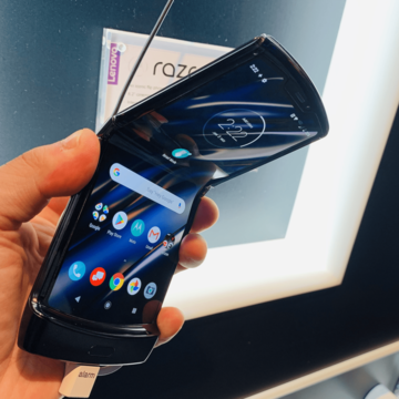 縦に曲がるスマホ、モトローラ「RAZR」に触った！ CES 2020