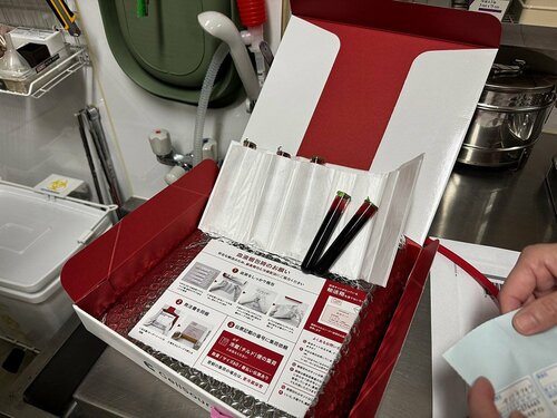 50mlほど抜かれた血液は赤い箱に収められ、セルソース社（https://www.cellsource.co.jp/）に送られます。約3週間かけて、成長因子のバイアルに精製されるとのこと。今から楽しみです