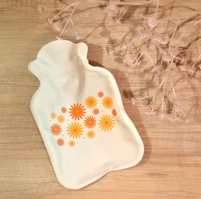 「朝の激寒通勤にちょうどいい！」セリアで見つけた“ミニ湯たんぽ”使い勝手バグツンで感動した！「ちょうどいいサイズ」「見た目もかわいい」