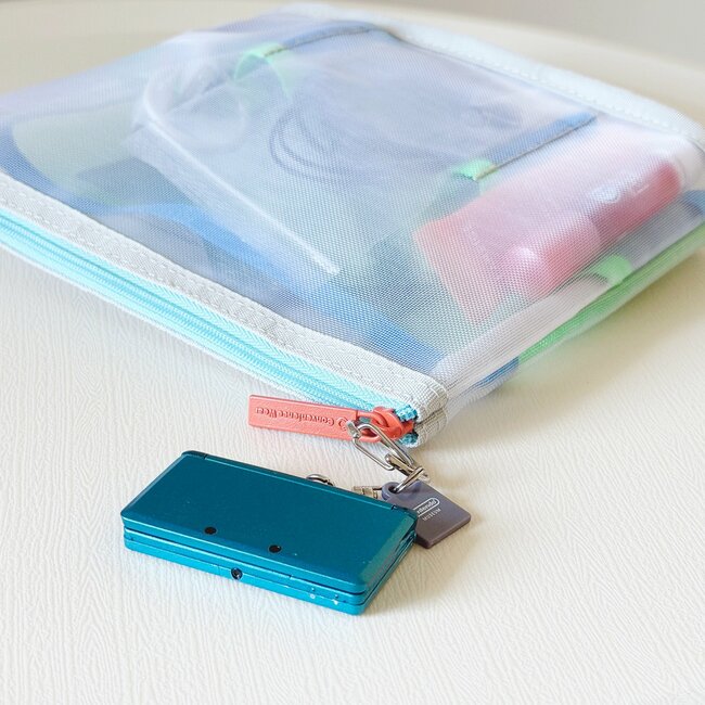 お薬手帳や診察券、処方薬がまるっと入る…!ファミマ×コクヨの“かさばらないポーチ”通院グッズ入れにちょうどいい!「カラフルで可愛い」「すごく便利だ」「あまりのかわいさに衝動買い」