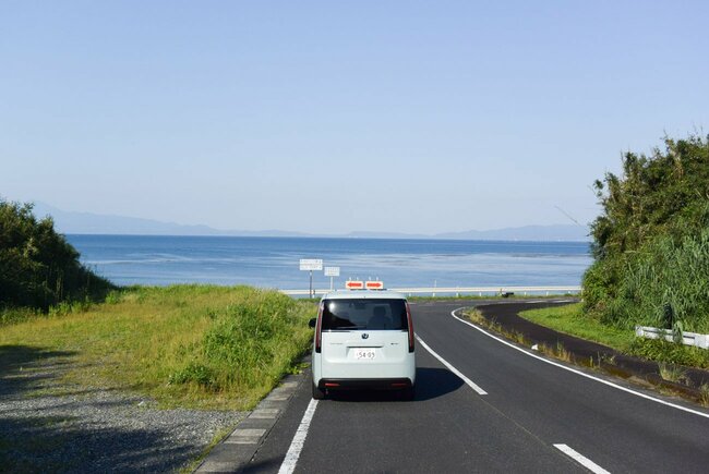 ステップワゴンe:HEV AIR鹿児島の錦江湾をバックに記念撮影