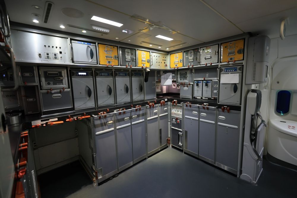 ANAが注意喚起したNG行為とは？「CAに負担」「他の客に迷惑」の声も【機内マナーを考えよう】