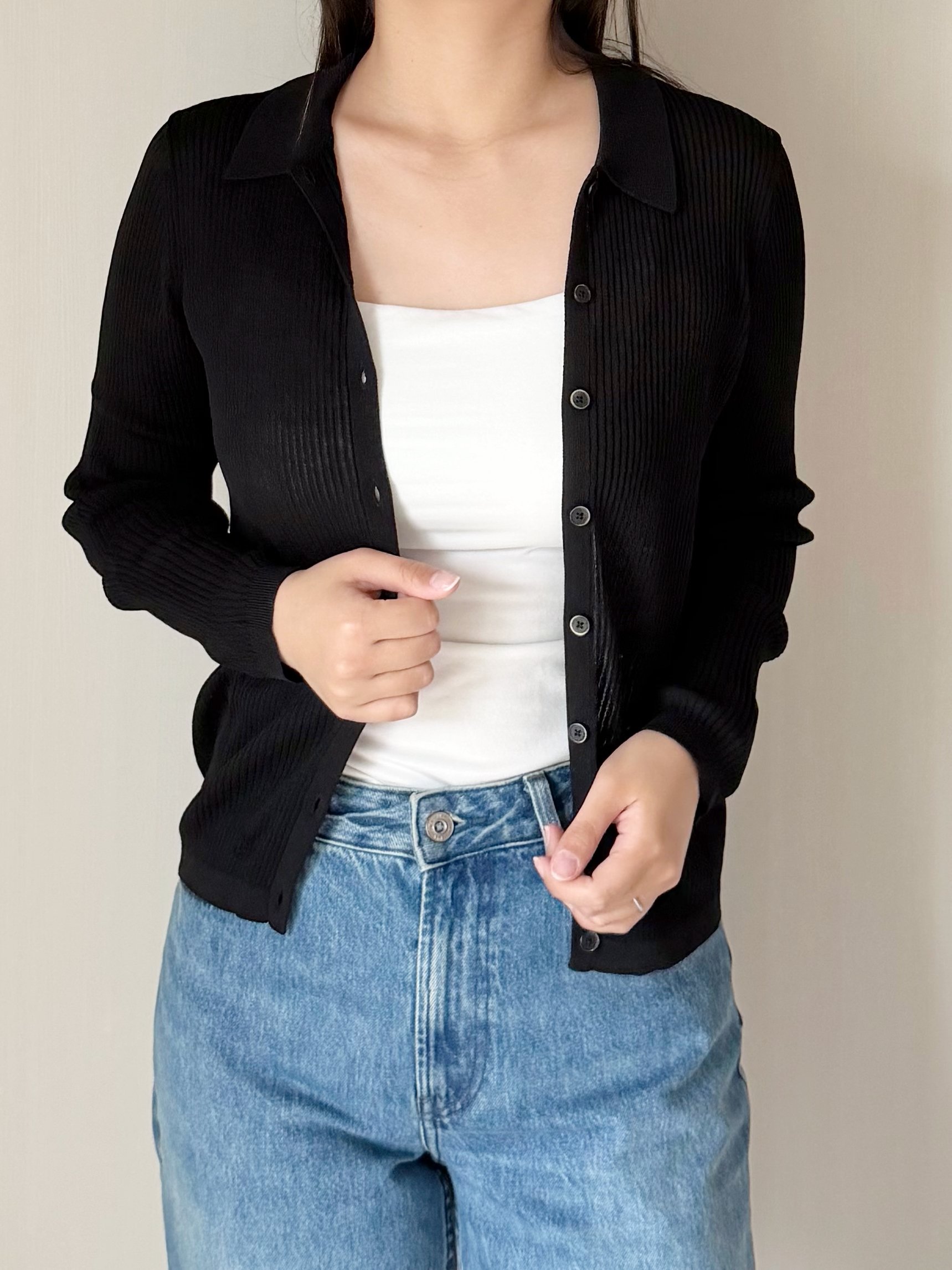 「マイナス5kg見え」「2枚買いした」ユニクロの“着痩せトップス”が色違いも欲しくなるオシャレさ！「シワにならないから最高」《購入レビュー》