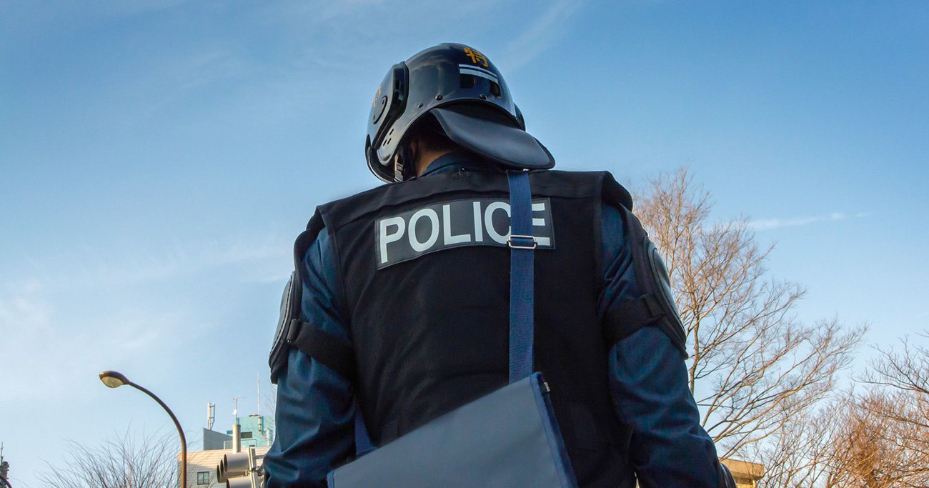 警察官の後ろ姿