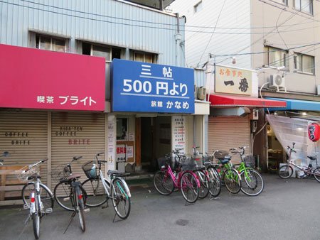 「1泊500円」宿の外観