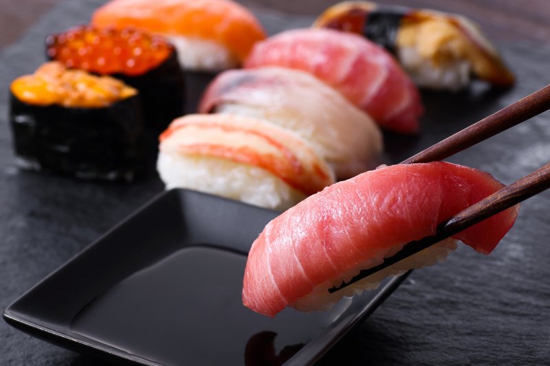 お寿司は手と箸、どちらで食べる?育ちがいい人はどうする