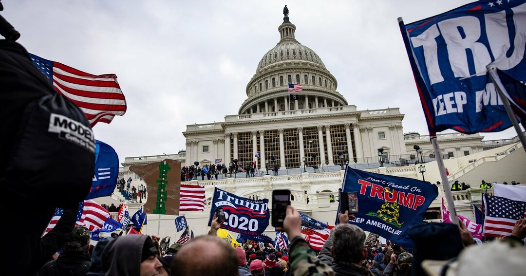 トランプ大統領との集会の後、米国議会議事堂を襲撃するトランプ支持者たち　