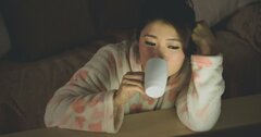 日中のストレスのせいで夜中のスマホがやめられない!? 発達障害専門の精神科医が教える、生きるのがラクになる考え方とは