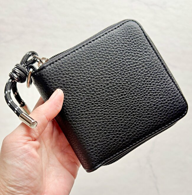 もう普通の財布に戻れない…!しまむらの「手ぶらで持てる財布」サッと会計できるので助かります!《購入レビュー》