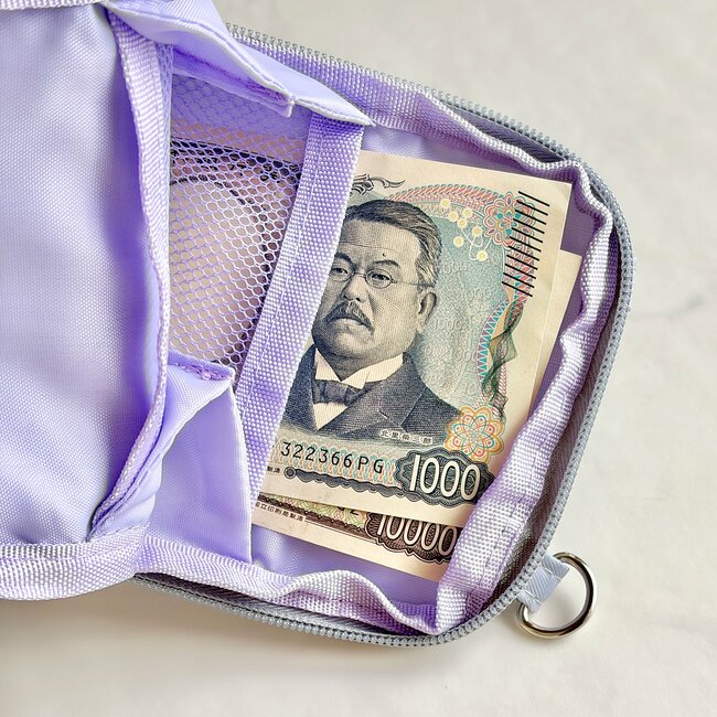 便利すぎて3色まとめ買いした！ダイソーの“財布がわりになるポーチ”お散歩や旅行で大活躍！「ガバッと開いていい」「内ポケットたくさんあって助かる」《購入レビュー》