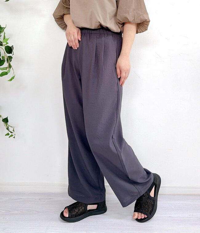 「ほんと、涼しい!」無印良品の“風を通すワイドパンツ”サラッとして気持ちいい!「着丈も丁度いい」「酷暑日に活躍すること間違いなし」