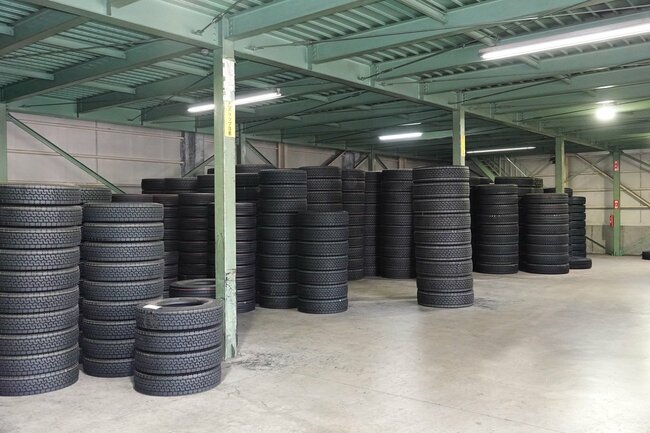 完成したリトレッドタイヤが並ぶ保管エリア