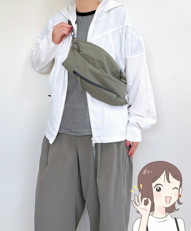 【ワークマン】考えた人、天才では…？1900円の「形が変わるボディバッグ」→荷物が増えたらバッグを大きくできるんです！《購入レビュー》