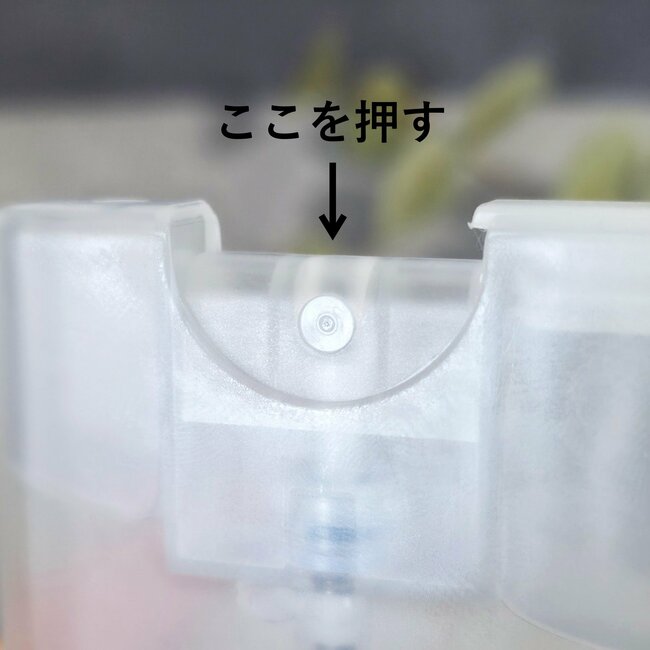 「何軒もまわってようやく見つけた！」セリアの“スリムすぎるスプレーボトル”除菌用アルコールが入れられて便利！「薄いから場所取らん」「もっと早く知りたかった」