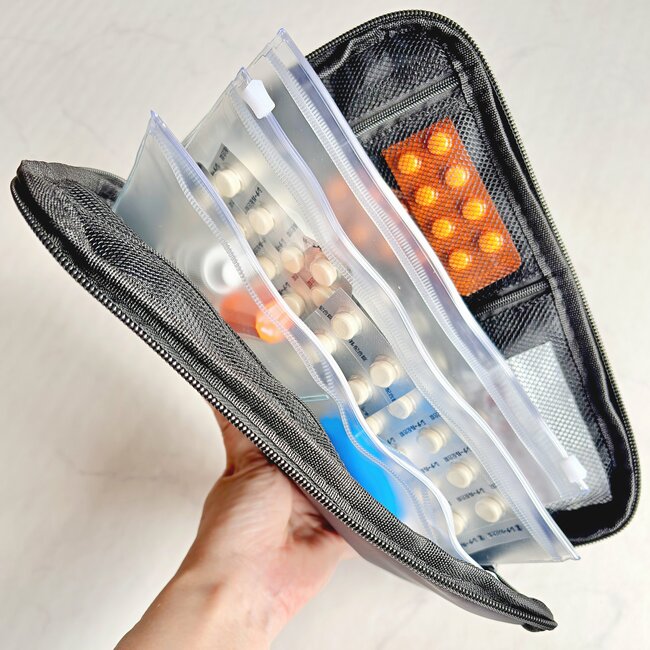 お薬手帳と薬120錠が入った…！3COINSの「ポケットたくさんポーチ」通院グッズ入れにちょうどいい！《購入レビュー》