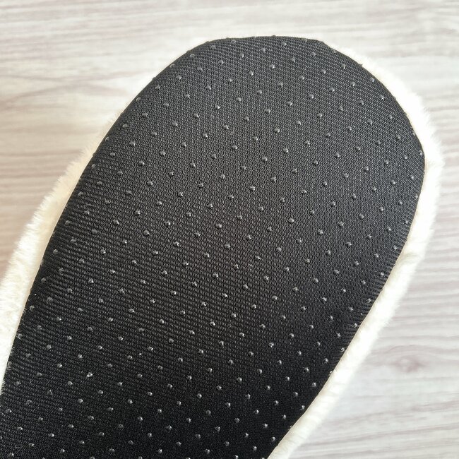 まさかのコラボで3度見した…!しまむら×スヌーピーの「履くホカロン」ぬいぐるみみたいでポカポカなんです!