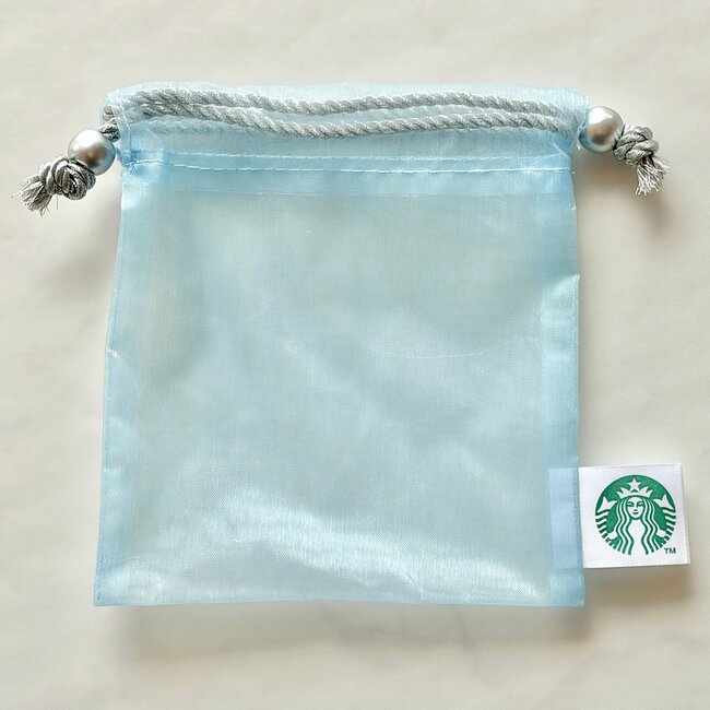 「買えたのでハッピー」「キラキラ可愛い」スタバの“青空みたいなポーチ＆ミニカップ”ドリンク券付きでコスパ良すぎる！「お得感ましまし」