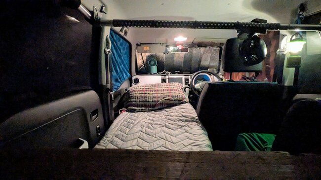 就寝中の車内の全景。天井のバーにクリップファン（写真右上）を設置