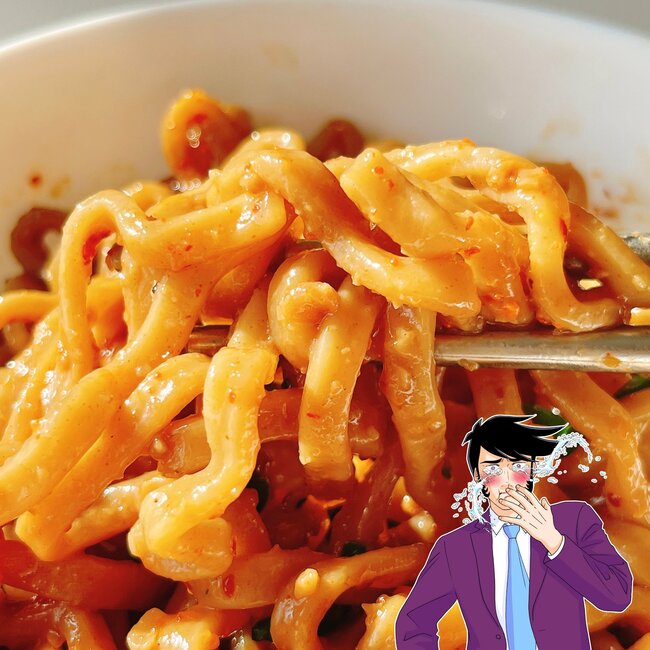 「お店に負けない美味しさでびっくり」ファミマの“ジャンキーまぜそば”ニンニクが強烈でウマすぎる！「2個買えばよかった」「口の中が完全にニンニク」