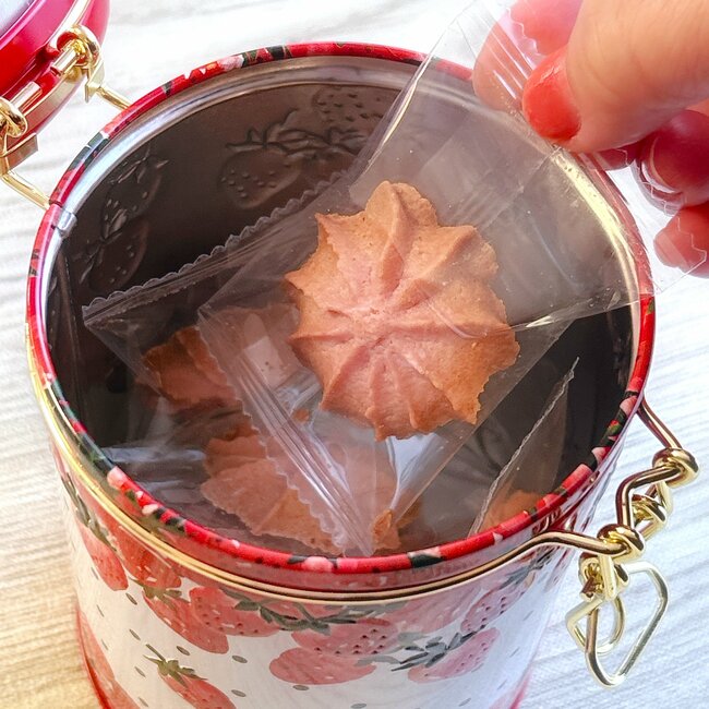 もう、一生飾っておきたいよ…！アフタヌーンティーの「保存容器にもなるクッキー缶」いちご柄がレトロかわいすぎる！