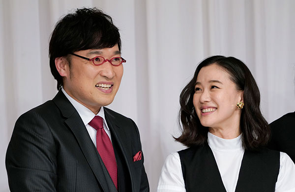 結婚を発表したお笑いコンビ・南海キャンディーズの山里亮太さん(左)と女優の蒼井優さん/時事通信