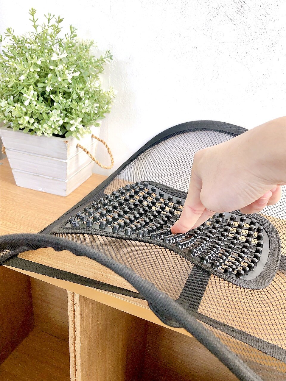 「腰がめちゃくちゃ楽になった」ダイソーの“メッシュ背もたれ”220円でここまで快適になるなんて…!「会社用を追加購入」「流石に良すぎこれ」