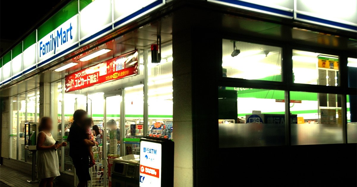 夜間営業するファミリーマート