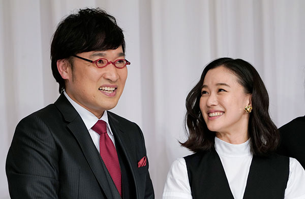 結婚を発表したお笑いコンビ・南海キャンディーズの山里亮太さん（左）と女優の蒼井優さん／時事通信