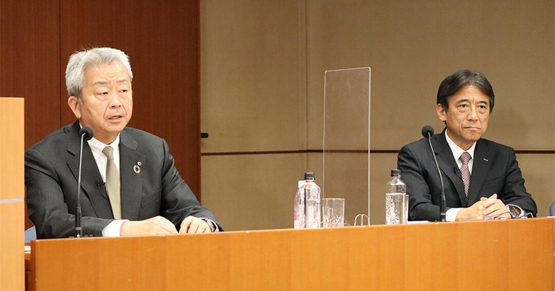 9月29日、ドコモの完全子会社化で記者会見したNTTの澤田社長(左)と、ドコモの吉澤社長(当時)