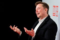 勝ち誇るマスク氏、テスラ株は天井知らず