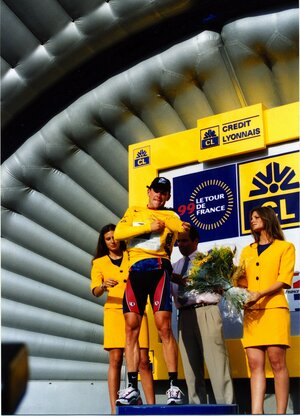 1999年にがんを克服してツール・ド・フランスを制したアームストロング（その後記録抹消）　©Pressports.com