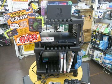 ゲーム機やソフトの収納だけでなく、HDMI切替器や電源タップも合体する便利なゲーム用ラック