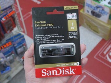 SSDクラスに速い最大420MB/秒の高速USBメモリーの1TBモデル
