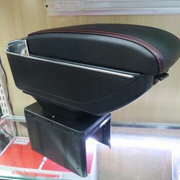 車に簡単設置できる収納ボックスやUSBハブがついた万能アームレスト